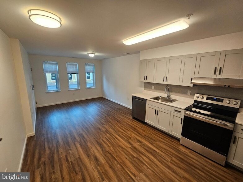Primary Photo - 200 Hamilton Ave