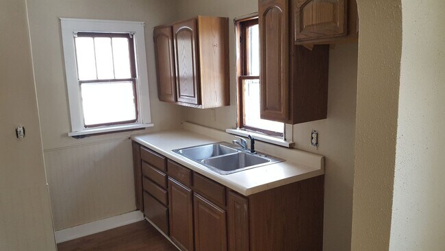 Building Photo - 3 bedroom 1 bath house