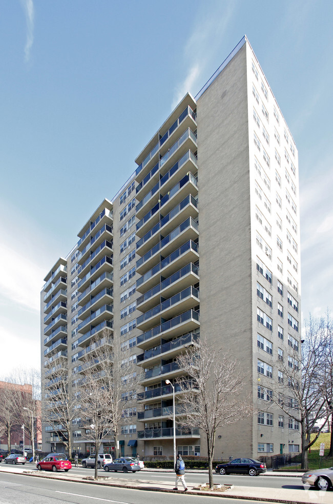 Foto del edificio - 50 Riverdale Ave