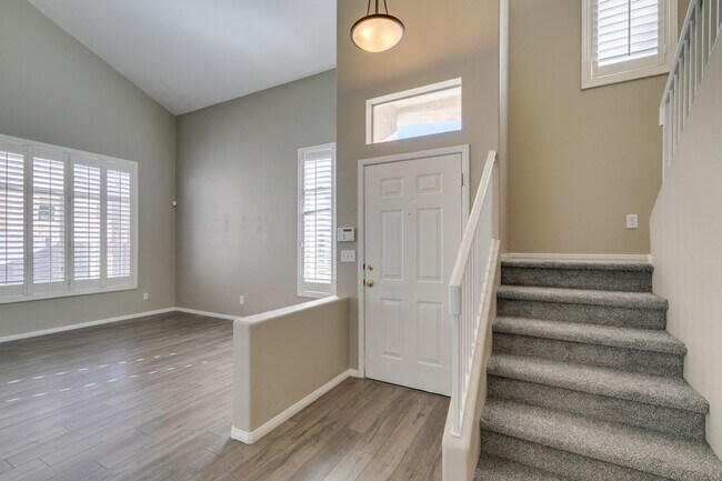 Foto del edificio - GORGEOUS HOME WITH TONS OF UPGRADES*GATED COMMUNITY WITH A COMMUNITY POOL*