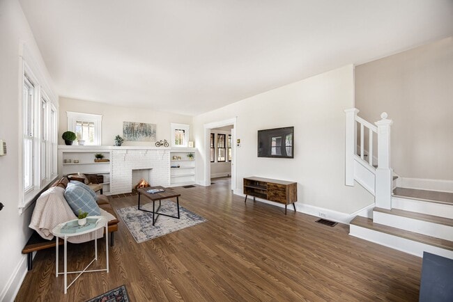 Building Photo - Ready to move in today! Renovated 3 bedroom minutes from Hyde Park!