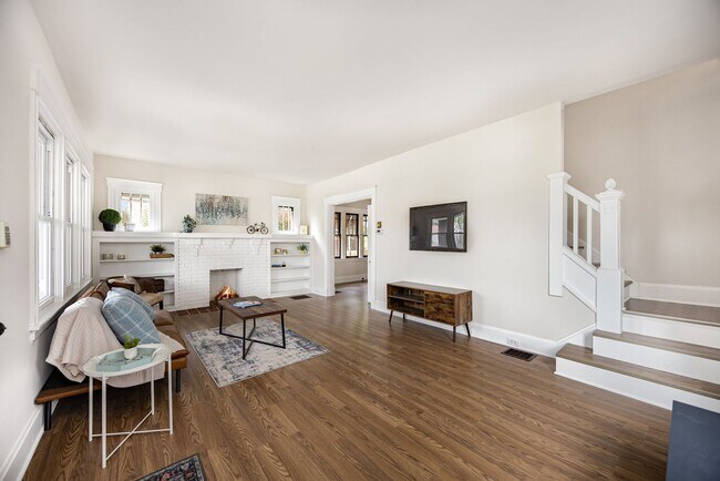 Foto del edificio - Ready to move in today! Renovated 3 bedroom minutes from Hyde Park!