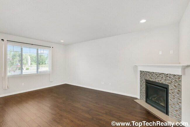 Building Photo - Lovely 4 BD 2.5 BA Home in a coveted Abbey...