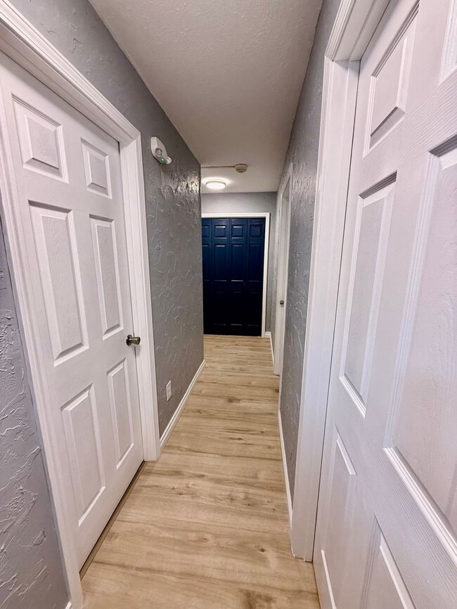 Foto del edificio - Fully Remodeled 2 Bed | 1 Bath Ground-Level Condo – No Stairs!