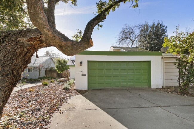 Foto del edificio - 2 Bedroom 2 Bedroom Home in East Davis with solar