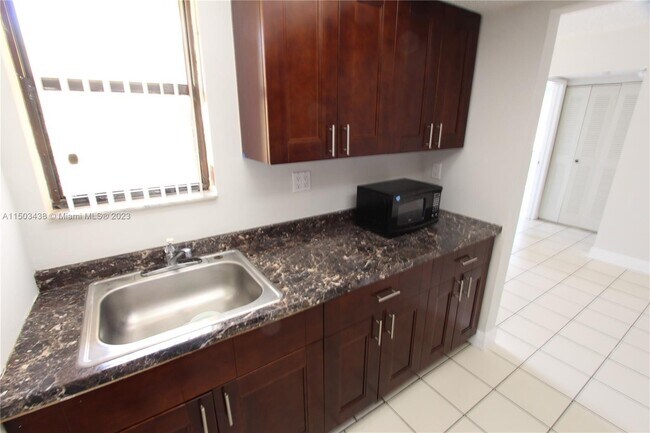 Foto del edificio - 650 NW 114th Ave