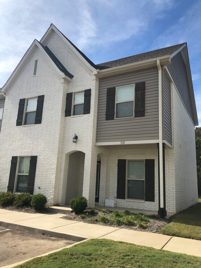 Building Photo - 4BR/4.5 Bath For Rent