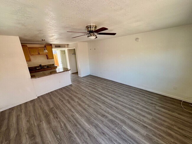 Foto del edificio - 729 E Mission Ln