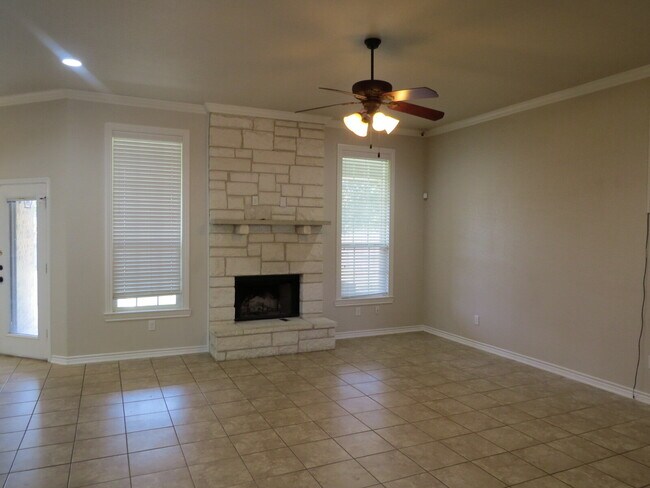 Foto del edificio - "Spacious 4-Bed Oasis in Killeen with Granite Touches & Cozy Fireplace!"