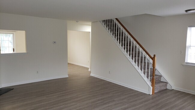 Building Photo - 12 Tether Ct