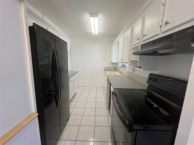 Foto del edificio - 22070 Gatewood Ave