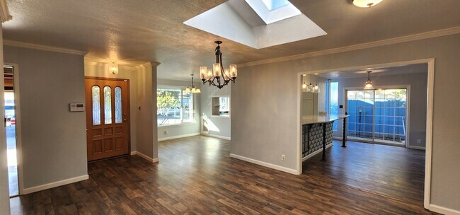Building Photo - Classic Meets Vintage! Beautiful 3-Bed 2-B...
