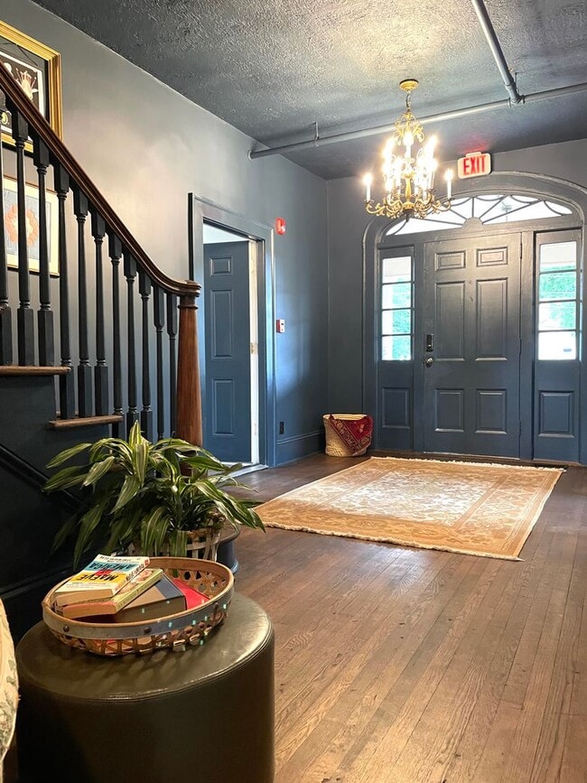 Building Photo - Renovated Historic One Bedroom Apartment D...