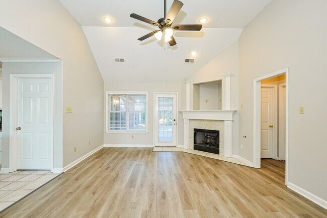 Building Photo - 1550 Far Dr