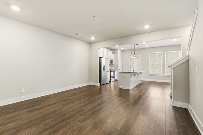 Foto del edificio - Craftsman 3BD Townhome Near Downtown Greenville | Garage + Granite Kitchen