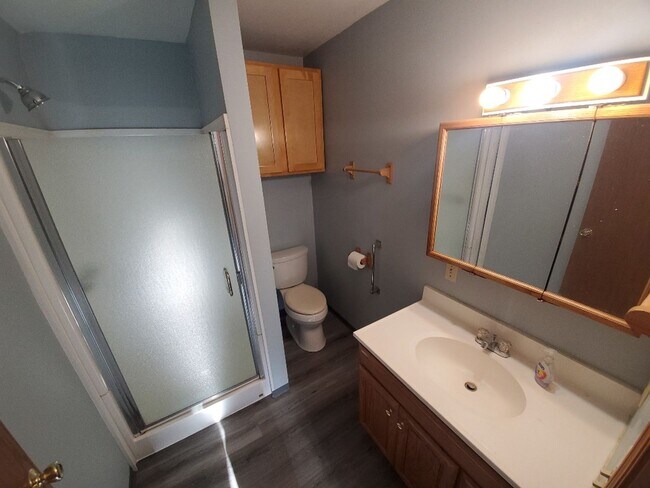 Foto del edificio - Spacious 1 bedroom with deck, wooded view & garden area. Most utilities included.