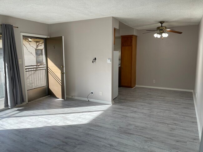 Sala de estar - 2328 N Beachwood Dr