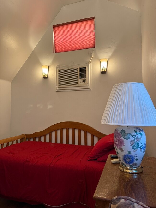 Building Photo - 312 Crest Dr