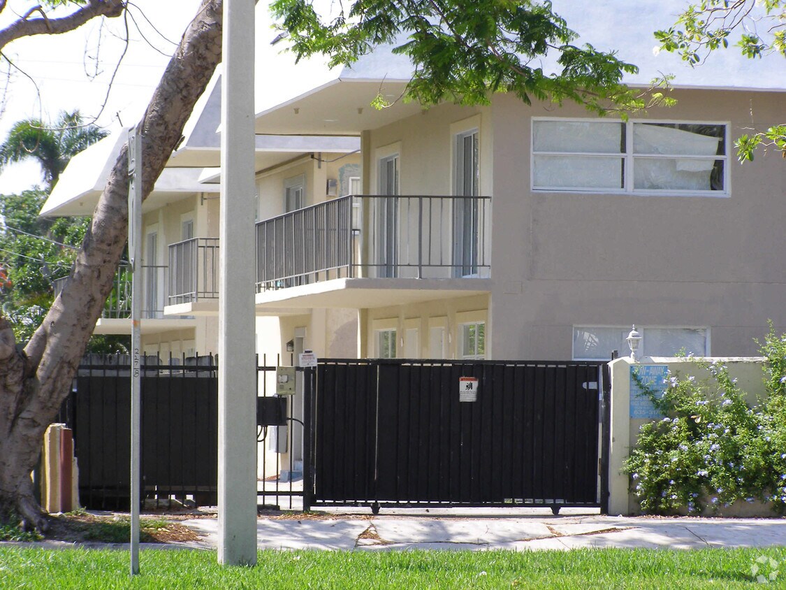 Building Photo - 1950 Brickell Ave