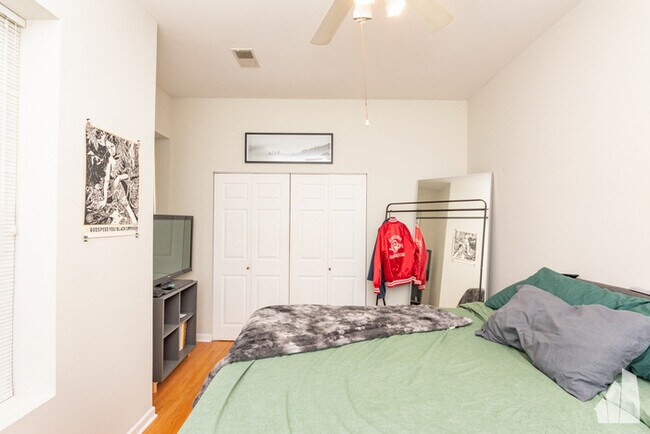 Building Photo - Huge 1 bedroom condo with hardwood floors ...