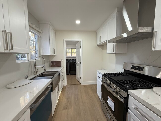 Foto del edificio - 9123 Woodley Ave