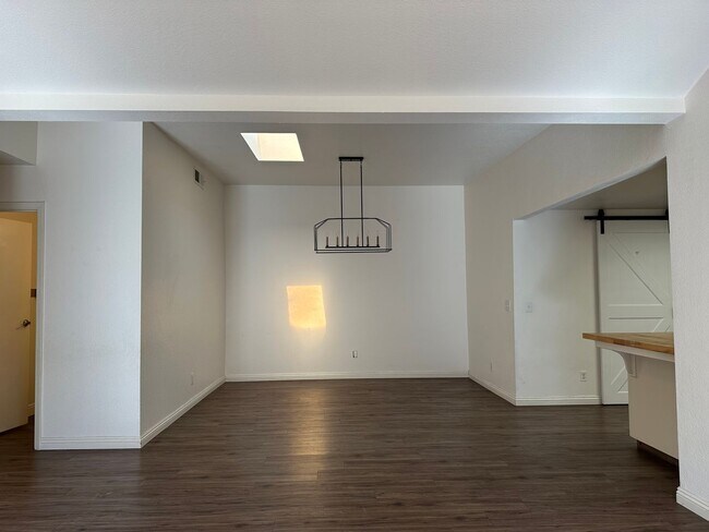 Foto del edificio - Available Soon!
