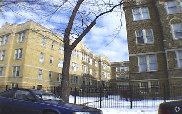 Building Photo - 7415-7425 N Damen Ave