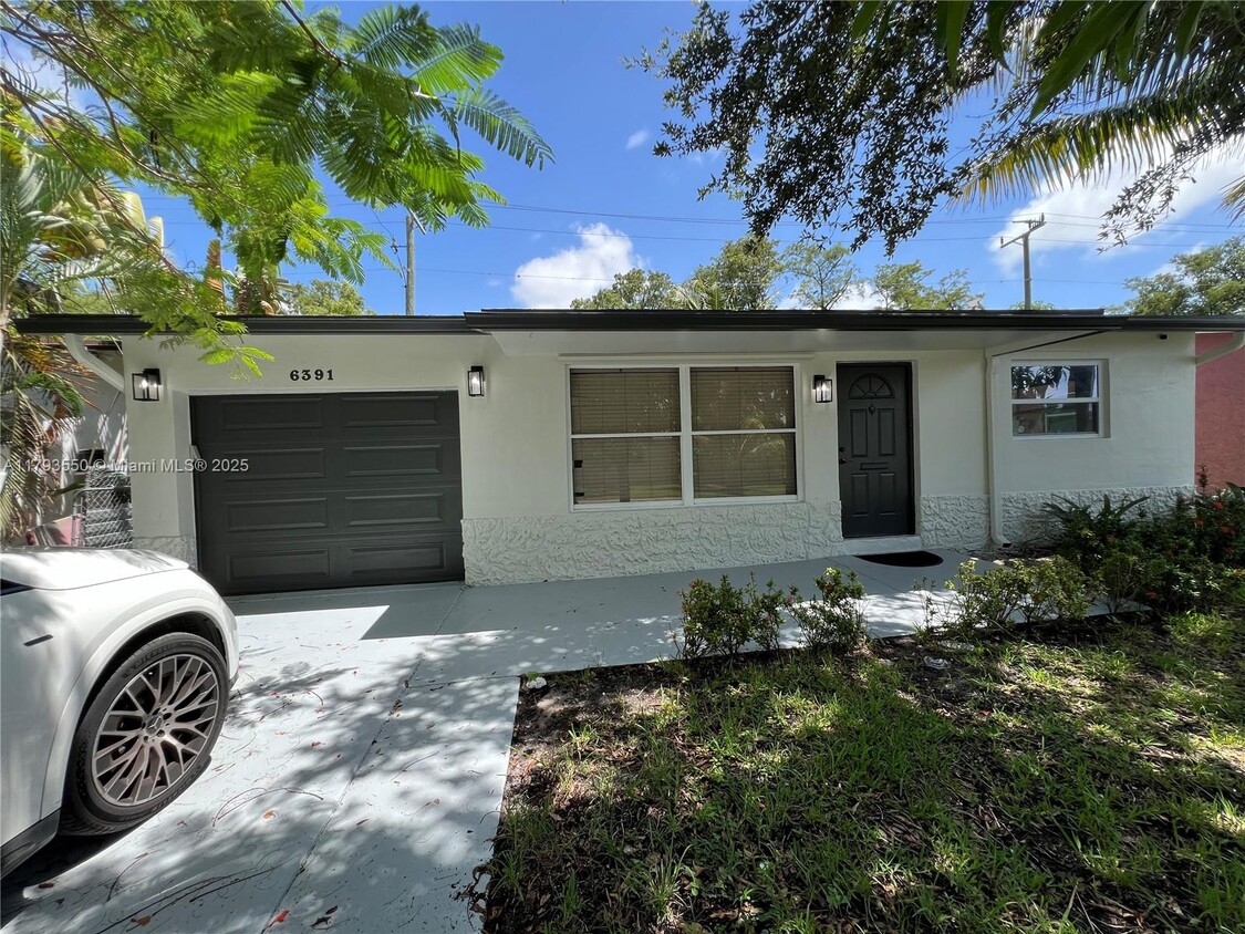 Foto principal - 6391 SW 8th St