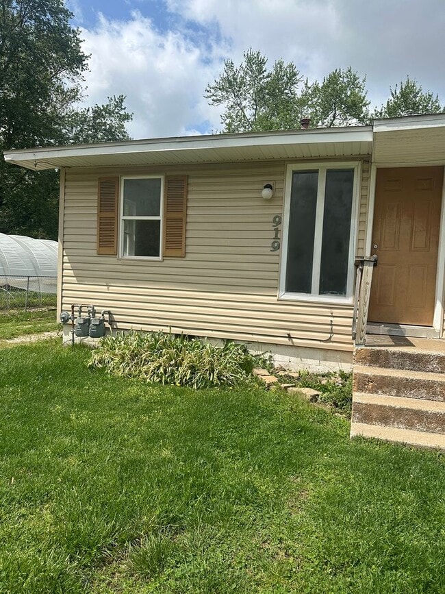 Building Photo - 919 N Fulbright Ave