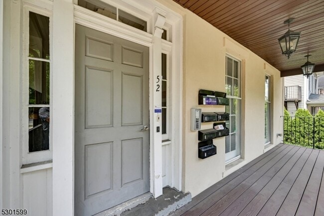 Building Photo - 52 Elm St