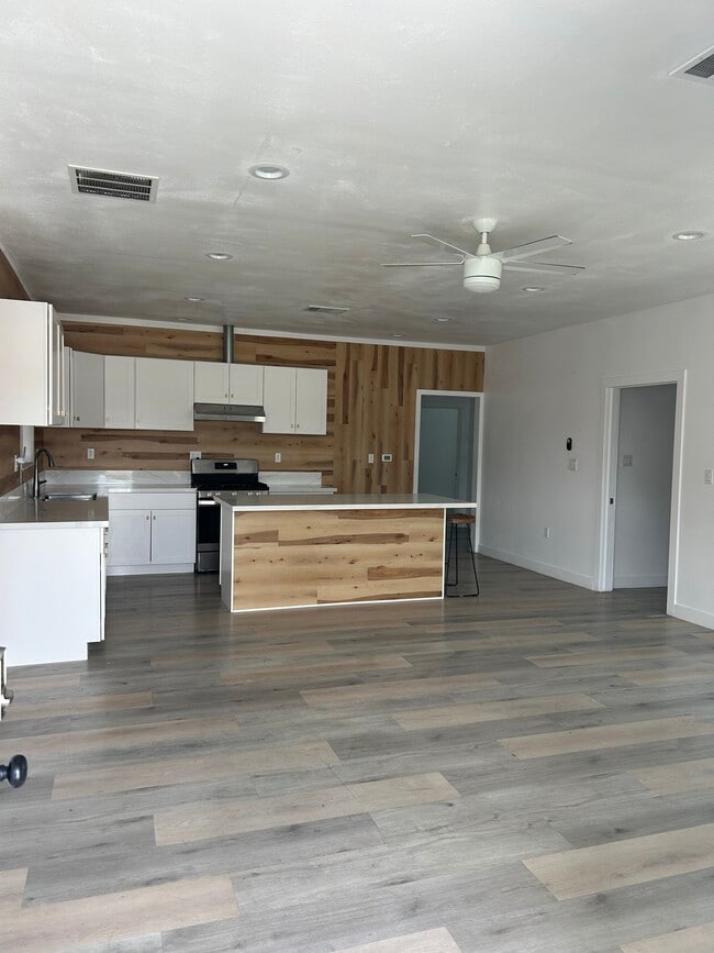 Foto del edificio - 8825 Orangewood Ave