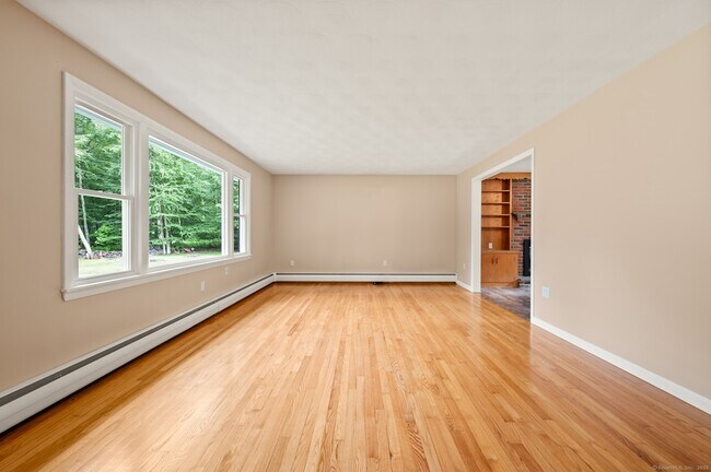 Foto del edificio - 653 Deep River Rd