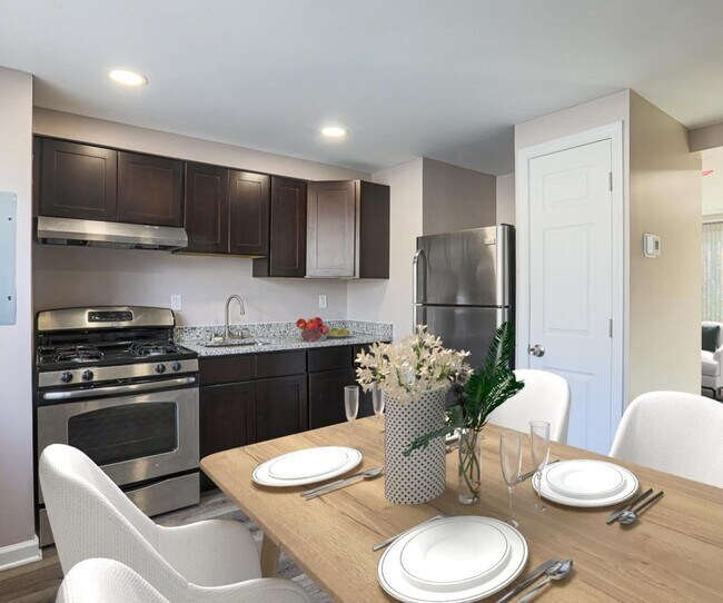 Building Photo - * Newly Renovated * Call Now * In Unit Was...