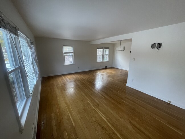 living room - 5067 N Bay Ridge Ave