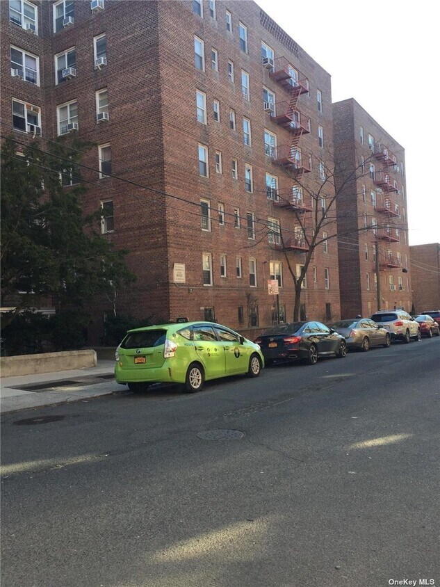 Foto principal - 42-25 80th St