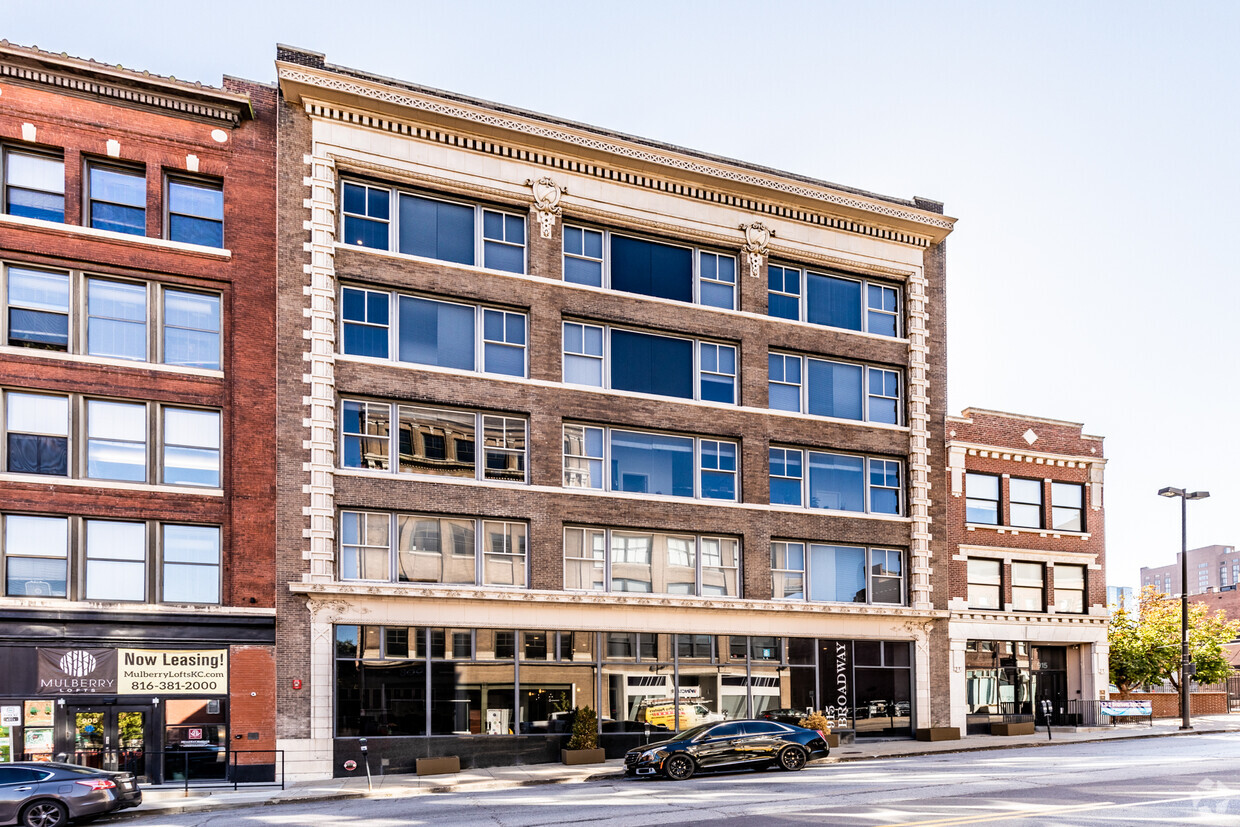 Primary Photo - 915 Broadway Apartments