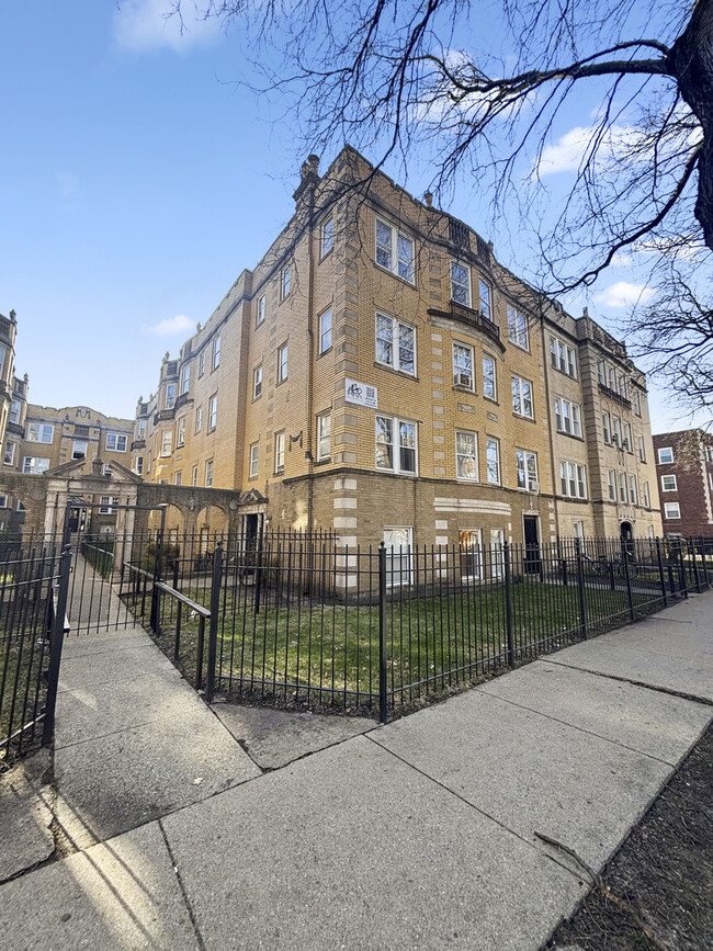 Building Photo - 7405 N Damen Ave