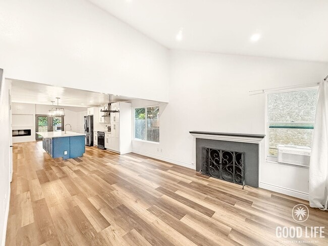 Building Photo - Updated 4B 2BA Home in Paradise Hills w/ S...