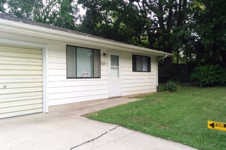 Front yard - 517 W Altorfer Ln