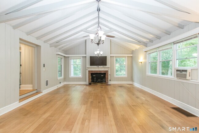 Building Photo - 211 New Canaan Rd