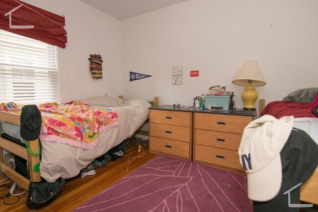 Foto del edificio - Massive unit in Oak Sq. w. 3.5 bathrooms &...