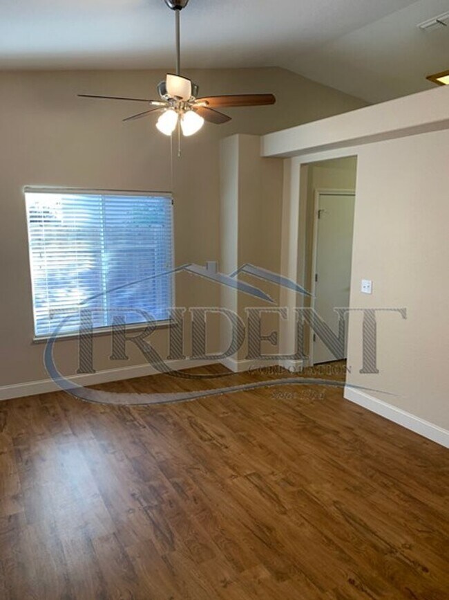 Foto del edificio - 2180 Gold River Dr