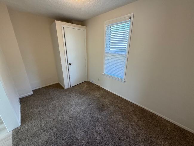 Building Photo - 347 4th Ave S