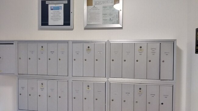 Buzón - 4430 Noble Ave