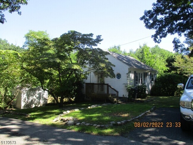 Building Photo - 2 Dogwood Ln