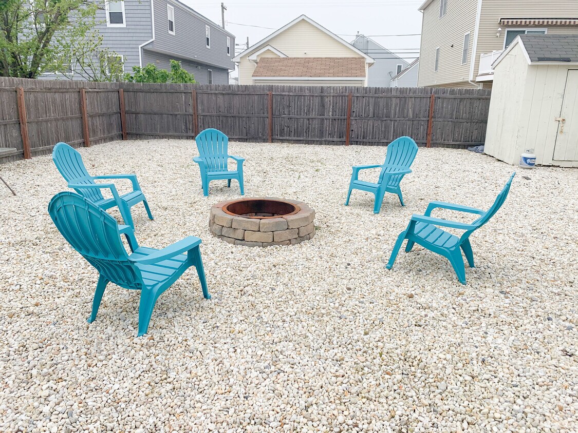 Large backyard with fire pit. Fully fenced in - 104 7th Ave