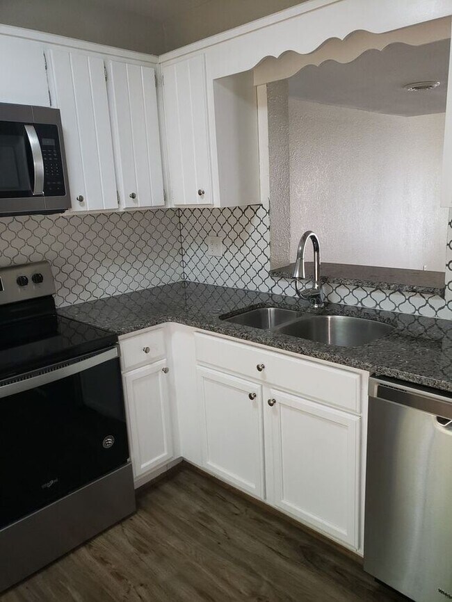 Foto del edificio - Newly Renovated 3 bedroom 2 Bath Townhouse