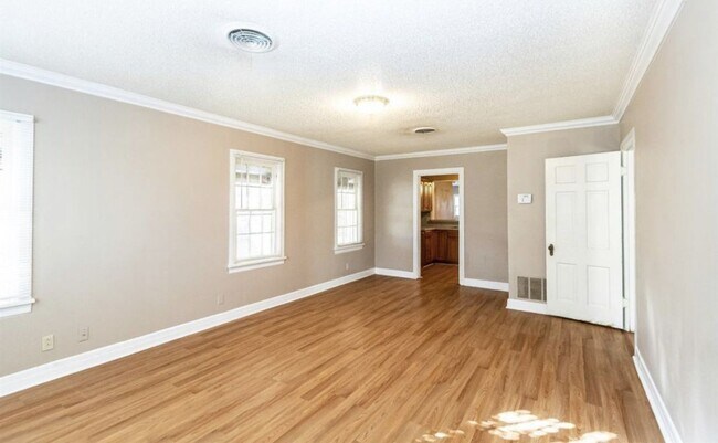 Building Photo - Charming House in the Heart of Lubbock!