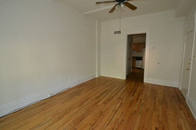 Building Photo - Lincoln Park / DePaul - 2 Bed / 1 Bath - I...