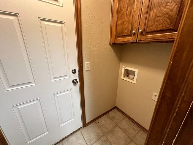 Building Photo - Cute 3 bed 2 bath S Moore- Move in Deposit - Free! (If Qualified)